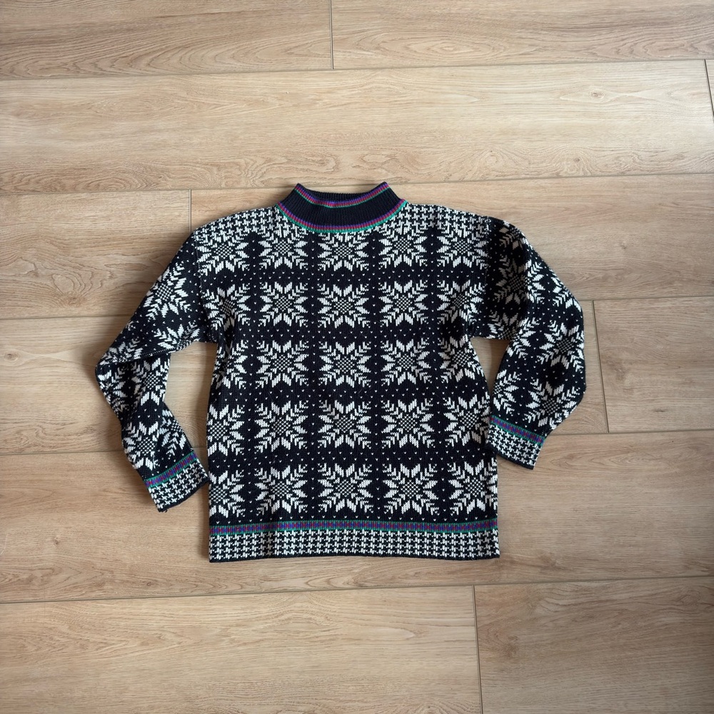 Women’s vintage Black and White Patterned Sweater